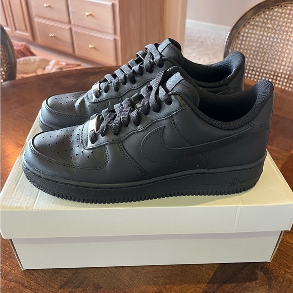 MEN'S NIKE AIR FORCE 1 LOW CASUAL SHOES - Picture 2 of 10